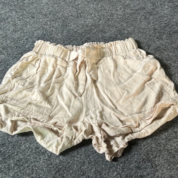 Cream colored flower shorts with bowtie upfront from Charlotte Russe xs womens - Picture 1 of 3